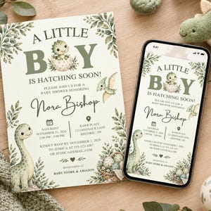 Può includere: Un invito stampato per baby shower e uno smartphone che mostra lo stesso invito digitale. Entrambi presentano un tema con dinosauri verdi e il testo A LITTLE BOY IS HATCHING SOON, in onore di Nora Bishop, con i dettagli del 21 novembre 2026.