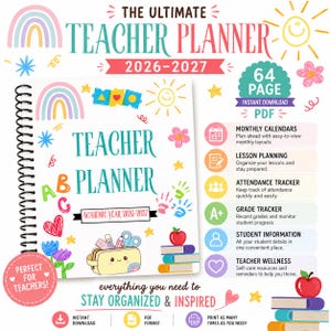 Op de afbeelding: Een spiraalgebonden 2026-2027 lerarenplanner met een witte kaft voorzien van kleurrijke illustraties van een regenboog, zon, bloemen, sterren en een etui. De tekst luidt THE ULTIMATE TEACHER PLANNER 2026-2027, 64 PAGE INSTANT DOWNLOAD PDF, en bevat functies zoals maandkalenders en cijferlijsten.