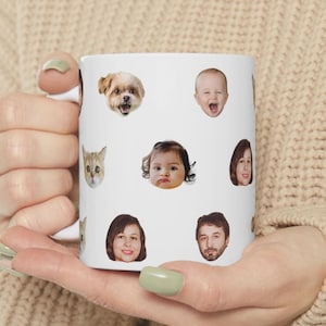Könnte beinhalten: Ein weißer Keramikbecher mit einem sich wiederholenden Muster aus verschiedenen fotografischen Porträts von Menschen, einem Hund und einer Katze. Die Gesichter sind auf der Oberfläche des Bechers angeordnet und zeigen verschiedene Gesichtsausdrücke.