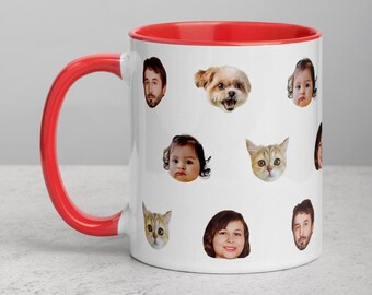 Puede incluir: Una taza de cerámica blanca con un interior rojo brillante y un asa roja a juego. La superficie exterior está decorada con un patrón repetitivo de varios rostros humanos, una cara de perro y caras de gatos impresas a todo color sobre el fondo.