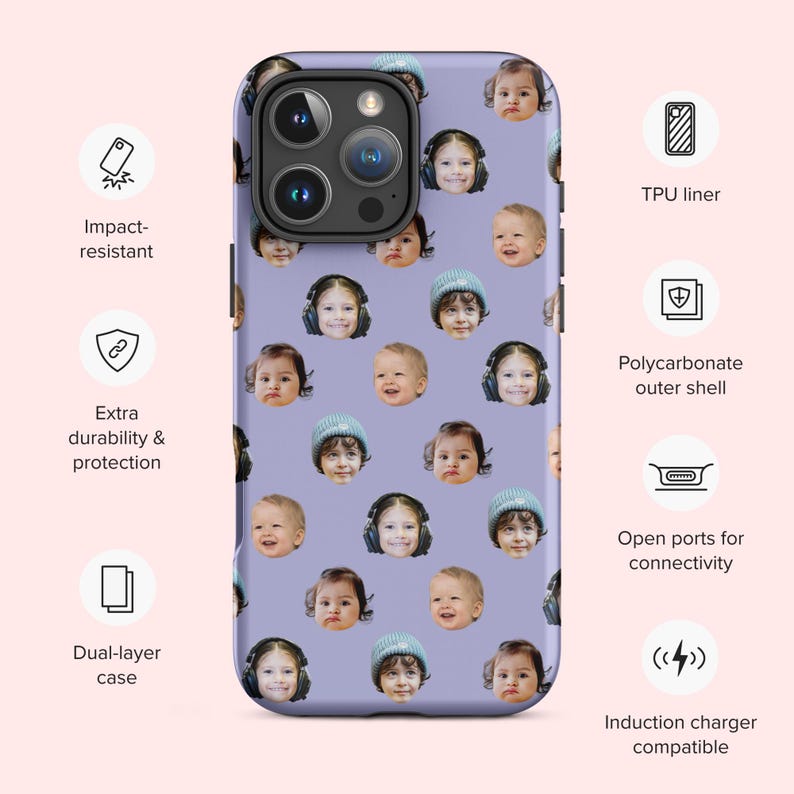 K&ouml;nnte beinhalten: Eine hellviolette Smartphone-H&uuml;lle mit einem sich wiederholenden Muster aus verschiedenen Kindergesichtern, einige mit Kopfh&ouml;rern oder M&uuml;tzen. Die H&uuml;lle hat einen Ausschnitt f&uuml;r die Dreifachkamera und ist mit Merkmalen wie TPU-Innenfutter, Polycarbonat-Au&szlig;enschale und Induktionsladekompatibilit&auml;t beschriftet.