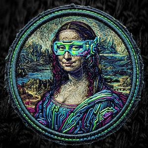 Könnte beinhalten: Ein kreisförmiger bestickter Aufnäher mit einem stilisierten Porträt der Mona Lisa, die eine neonfarbene futuristische Brille und ein Kleidungsstück mit leuchtenden blauen, grünen und pinken Leiterplattenmustern vor einer dunklen Landschaft trägt.