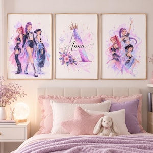 Puede incluir: Tres láminas decorativas enmarcadas con personajes estilo anime en tonos morados y rosas, con una impresión central que muestra una letra A grande, una corona, flores y el nombre Anna en letra cursiva sobre un fondo blanco.