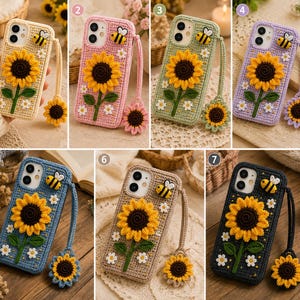 Op de afbeelding: Een collectie van zeven gehaakte telefoonhoesjes in diverse kleuren, elk voorzien van een grote gele zonnebloem, kleine witte bloemetjes, een groene steel en een bijtje. Elk hoesje bevat een bijpassend polsbandje met een zonnebloem.