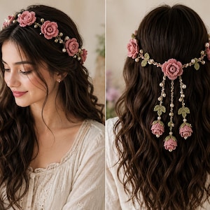 Puede incluir: Un accesorio para el cabello con una banda adornada con rosas rosas de ganchillo, pequeñas hojas verdes y perlas blancas. La parte posterior incluye una rosa central con tres cadenas colgantes que terminan en rosas y hojas de ganchillo.