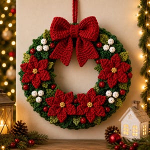 Op de afbeelding: Een ronde gehaakte kerstkrans met een grote rode garenstrik aan de bovenkant, donkergroen loof, felrode kerststerren met gele harten, trossen kleine witte bessen en verspreide rode kralen, opgehangen aan een rode garenlus.