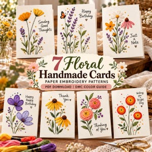 Könnte beinhalten: Sieben weiße Grußkarten mit floralen Stickmustern, die verschiedene Blumen wie Lavendel, Gänseblümchen und Sonnenhüte zeigen. Jede Karte enthält handgeschriebene Texte wie Happy Birthday, Thank You und Sending Good Thoughts.