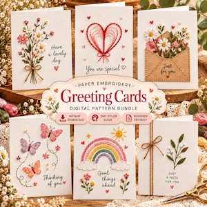 Può includere: Una collezione di sei biglietti d'auguri bianchi con disegni di ricamo su carta, tra cui bouquet floreali, un cuore, una busta, farfalle, un arcobaleno e foglie. L'etichetta centrale riporta la scritta Paper Embroidery Greeting Cards Digital Pattern Bundle.