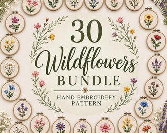 Op de afbeelding: Een verzameling van 30 ronde houten borduurringen met diverse wilde bloemenpatronen, gerangschikt rond een centrale tekstafbeelding met de tekst 30 Wildflowers BUNDLE HAND EMBROIDERY PATTERN, omringd door decoratieve bloemillustraties.