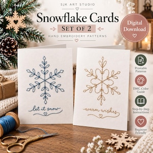 Op de afbeelding: Twee witte wenskaarten met handgeborduurde sneeuwvlokpatronen. Eén kaart toont een blauwe sneeuwvlok met de tekst let it snow, de andere een gouden sneeuwvlok met de tekst warm wishes. Inclusief informatie over de digitale download.