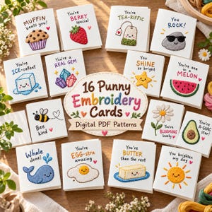 Könnte beinhalten: Eine Sammlung von 16 weißen Grußkarten mit gestickten Motiven und Wortspielen. Jede Karte zeigt eine einzigartige gestickte Illustration, wie zum Beispiel einen Muffin, eine Erdbeere, einen Teebeutel, einen Stein, einen Eiswürfel, Edelsteine, einen Stern, eine Wassermelone, eine Biene, ein Gänseblümchen, eine Avocado, einen Wal, ein Ei, Butter und eine Sonne.