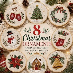 Può includere: Una collezione di otto telai da ricamo circolari con disegni natalizi tra cui un pupazzo di neve, una ghirlanda, un albero, muffole, una calza, una campana, una stella di Natale e una casa, con il testo 8 Christmas ORNAMENTS HAND EMBROIDERY PATTERNS BUNDLE.