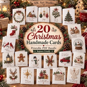 Può includere: Una collezione di 20 biglietti di Natale fatti a mano con disegni ricamati come un omino di pan di zenzero, un pupazzo di neve, una renna, un albero di Natale e vischio. I biglietti circondano un cartello in legno con scritto 20 Christmas Handmade Cards.