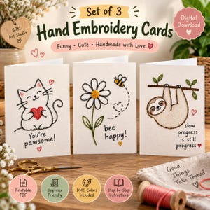 Puede incluir: Un juego de tres tarjetas de felicitación blancas con diseños bordados a mano de un gato con un corazón y el texto You're pawsome, una margarita y una abeja con el texto bee happy, y un perezoso en una rama con el texto slow progress is still progress.