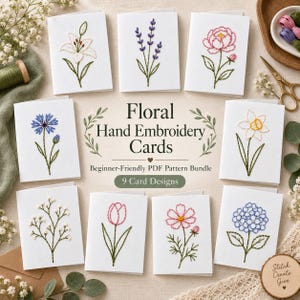 Könnte beinhalten: Neun weiße Grußkarten mit handgestickten Blumenmotiven wie Lilie, Lavendel, Pfingstrose, Kornblume, Narzisse, Schleierkraut, Tulpe, Kosmee und Hortensie. Der Text lautet Floral Hand Embroidery Cards Beginner-Friendly PDF Pattern Bundle 9 Card Designs.