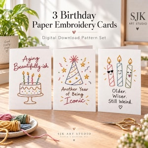 Puede incluir: Tres tarjetas de papel blanco con patrones de bordado de cumpleaños. La primera muestra un pastel con velas y el texto Aging Beautifully-ish. La segunda muestra un gorro de fiesta y estrellas con el texto Another Year of Being Iconic. La tercera muestra tres velas con caras y el texto Older. Wiser. Still Weird.