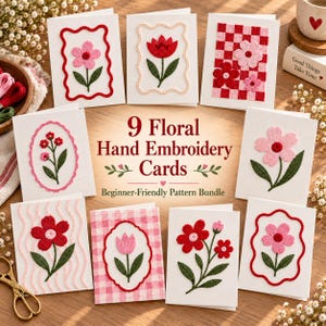 Könnte beinhalten: Neun weiße Grußkarten mit handgestickten Blumenmotiven in rotem und rosa Garn. Die Karten zeigen verschiedene Muster, darunter karierte Hintergründe, gewellte Ränder und einzelne Blumenstiele mit grünen Blättern.