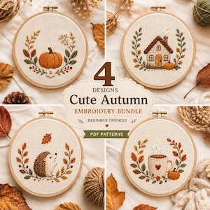 Può includere: Quattro telai da ricamo circolari con disegni a tema autunnale: una zucca, un cottage, un riccio e una tazza di caffè, circondati da fogliame. Il testo centrale recita 4 DESIGNS Cute Autumn EMBROIDERY BUNDLE PDF PATTERNS.