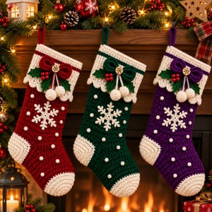 Puede incluir: Tres calcetines navideños de ganchillo en rojo, verde oscuro y morado. Cada calcetín presenta un copo de nieve de ganchillo blanco, un lazo decorativo con hojas de acebo y bayas rojas, y un puño blanco con borde festoneado y lazo.