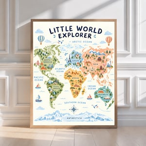 Puede incluir: Una lámina de arte mural enmarcada titulada LITTLE WORLD EXPLORER que presenta un mapa del mundo ilustrado y colorido. El mapa muestra los continentes en verde, naranja y amarillo con monumentos, veleros, aviones y globos aerostáticos sobre un fondo crema.