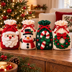 Pode incluir: Quatro sacos de presente em crochê com cordão e motivos natalinos. O primeiro é vermelho com um rosto de Papai Noel, o segundo é creme com um boneco de neve, o terceiro é verde com uma bengala doce e o quarto é creme com uma guirlanda verde e um laço vermelho.