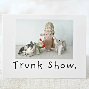 Divertida tarjeta de elefante "Trunk Show" Aventuras de Claudia Muñeca de Porcelana Papelería (1)