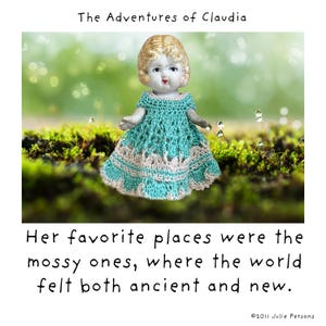 Sus lugares favoritos eran los cubiertos de musgo donde el mundo se sentía a la vez antiguo y nuevo. Tarjeta de felicitación de Claudia Moss.