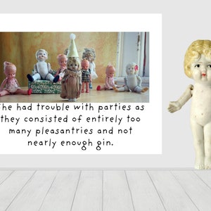 Biglietto per bambola divertente Claudia "The Trouble With Parties" Dolly Photography Figurina in bisquit Gin Humor (1) Compleanno