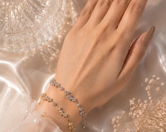 Gold- und Silberarmband mit Blumenmotiv, verstellbares, zartes Kettenarmband, Zirkonia-Blumenarmband für Damen, minimalistischer Schmuck, Geschenkidee für Sie