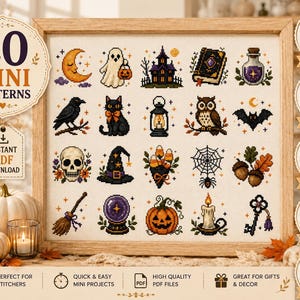 Könnte beinhalten: Ein gerahmtes Kreuzstich-Muster mit 20 kleinen Halloween-Motiven, darunter ein Geist, eine schwarze Katze, ein Totenkopf, ein Kürbis, ein Hexenhut, ein Spinnennetz und ein Zaubertrank. Der Text lautet 20 MINI PATTERNS und INSTANT PDF DOWNLOAD.