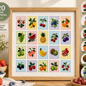 Puede incluir: Un muestrario de punto de cruz enmarcado con 20 patrones de frutas individuales dispuestos en cuadrícula. Cada fruta está encerrada en un borde festoneado que recuerda a un sello postal. Las frutas incluyen fresas, limones, cerezas, arándanos, naranjas, uvas, sandía, piña, ciruelas, peras, melocotones, plátanos, kiwi, granada, moras, frambuesas y grosellas.
