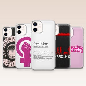 Könnte beinhalten: Fünf transparente Smartphone-Hüllen mit verschiedenen grafischen Designs. Die Motive umfassen einen Mund mit dem Text 'FEMINISM IS A DIRTY', ein rosa weibliches Geschlechtssymbol mit einer Faust, eine Wörterbuchdefinition von Feminismus, einen schwarzen Hintergrund mit roten Figuren und den Text 'smash the patriarchy'.
