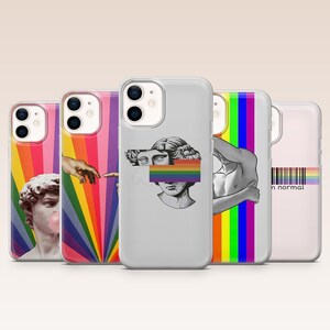Könnte beinhalten: Fünf transparente Handyhüllen mit künstlerischen Motiven: eine Statue mit Kaugummiblase vor Regenbogenstrahlen, sich berührende Hände, eine Statue mit Regenbogenbalken über den Augen, ein Torso vor Regenbogenstreifen und ein Strichcode mit Text.