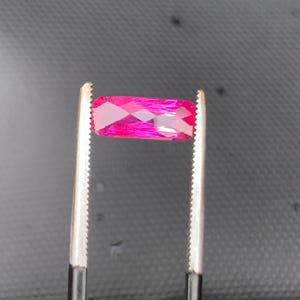 Naturlig Burma Rubin: Facetterad, Ingen värme, 1,75 ct (10,1x3,8x3,1 mm)