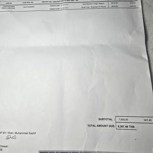 Op de afbeelding: Een wit document van GIA gedateerd 07 okt. 2026, geadresseerd aan Muhammad Kashif Khan in Bangkok, Thailand. Het bevat een identificatierapport van herkomst en spoedkosten, met een totaalbedrag van 8.367,40 THB en een handtekening onderaan.