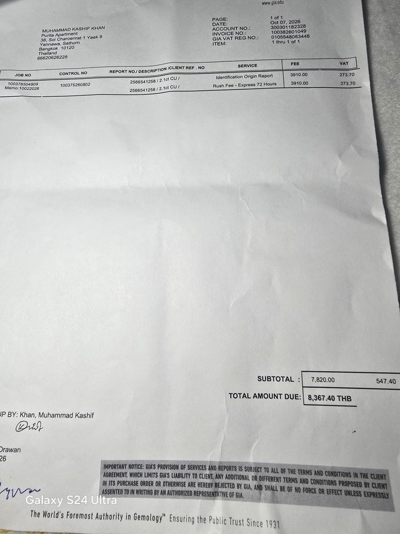 Op de afbeelding: Een wit document van GIA gedateerd 07 okt. 2026, geadresseerd aan Muhammad Kashif Khan in Bangkok, Thailand. Het bevat een identificatierapport van herkomst en spoedkosten, met een totaalbedrag van 8.367,40 THB en een handtekening onderaan.