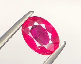 Rubino naturale: taglio ovale, rosso brillante (dimensioni variabili)