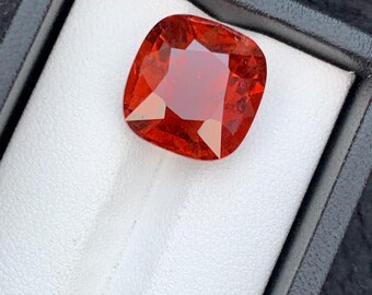 Gemma di tormalina rubbilite naturale sfaccettata, di un rosso vibrante