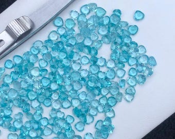 Gemas de apatita facetadas en forma de corazón, color azul natural.