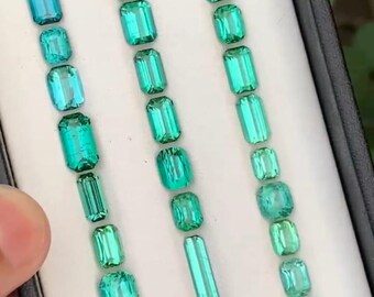 Tormalina afghana naturale sfaccettata: gemme di colore verde-bluastro.