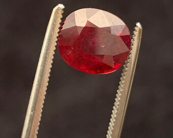 Rubino naturale: 2,03 ct, non trattato termicamente, origine africana.