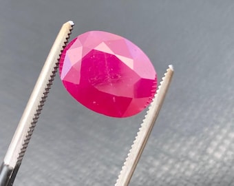 Rubino naturale sfaccettato: origine birmana, 5,26 ct (non trattato termicamente)