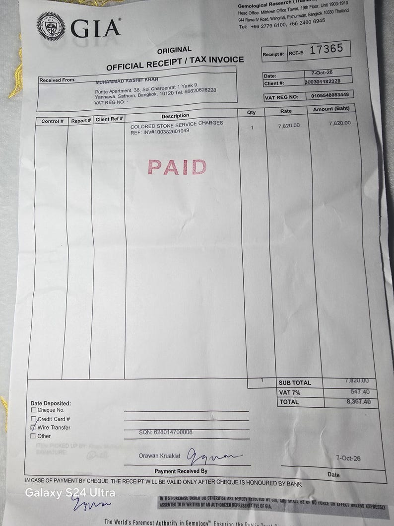 Op de afbeelding: Een officieel GIA-ontvangstbewijs en belastingfactuur op wit papier. Het document bevat het GIA-logo, ontvangstnummer 17365, datum 7-okt-26 en een rode PAID-stempel. Het vermeldt servicekosten voor gekleurde stenen van 8.367,40 Baht.
