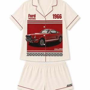Klassiskt rött bilpyjamasset, retro racing-sovkläder, krämfärgade långa pyjamasar för kvinnor