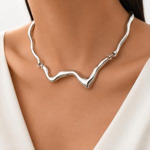 Silberfarbener Liquid Metal Choker, Skulpturale Statement Halskette