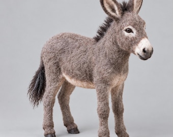 Statuetta di asino in feltro ad ago, scultura realistica di asino in lana, decorazione artigianale di animali da fattoria, regalo da collezione per amanti degli animali.