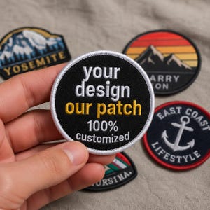 Op maat gemaakte geborduurde patches, opstrijkbaar of opnaaibaar, met klittenbandsluiting. Gepersonaliseerd, gemaakt in het Verenigd Koninkrijk.