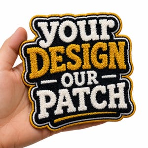 Könnte beinhalten: Ein individuell bestickter Aufnäher mit schwarzem Hintergrund und dem Text YOUR DESIGN OUR PATCH. Das Wort YOUR ist weiß, DESIGN ist senfgelb, OUR ist weiß und PATCH ist weiß. Der Aufnäher hat einen senfgelben Rand.