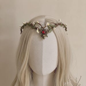 Rubin-Tiara mit Waldtiergesicht, verziert mit gedrehten Bronzeranken, weißen Blütenknospen und Rubinen, getragen bei heidnischen Ritualen