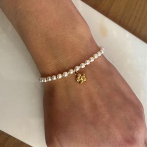 Handmade Pearl Bracelet with RVS Gold Flower Charm | Minimalist Beaded Bracelet | Dainty Pearl Jewelry | Gift for Her | Floral Bracelet